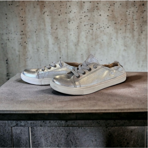 Steve Madden Jane silver sneaker. Gently worn. Super comfortable Great condition - Picture 11 of 17